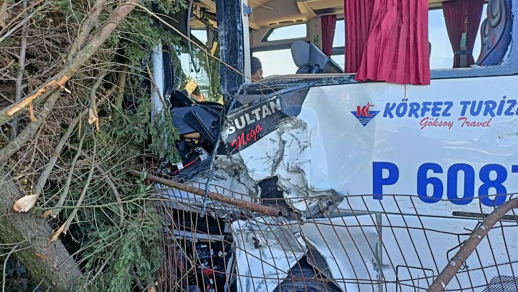 Tır ile servis midibüsü kafa kafaya çarpıştı: 1'i ağır 26 yaralı - Resim: 29